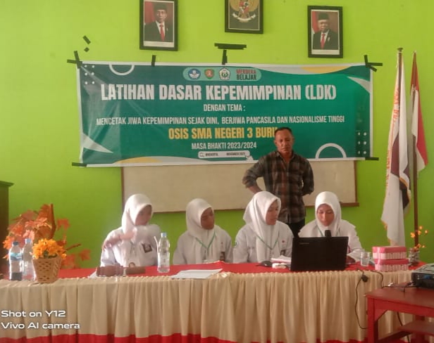 OSIS SMA Neg. 3 Buru, Hadirkan Wakil Dekan FAI UNIQBU Sebagai Narasumber di Kegiatan LDK